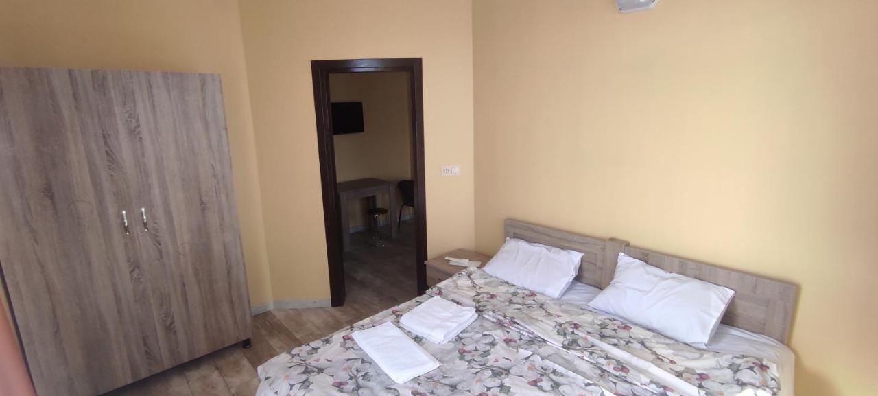 Femily Hotel In Batumi Mareti Str 2 Exterior foto