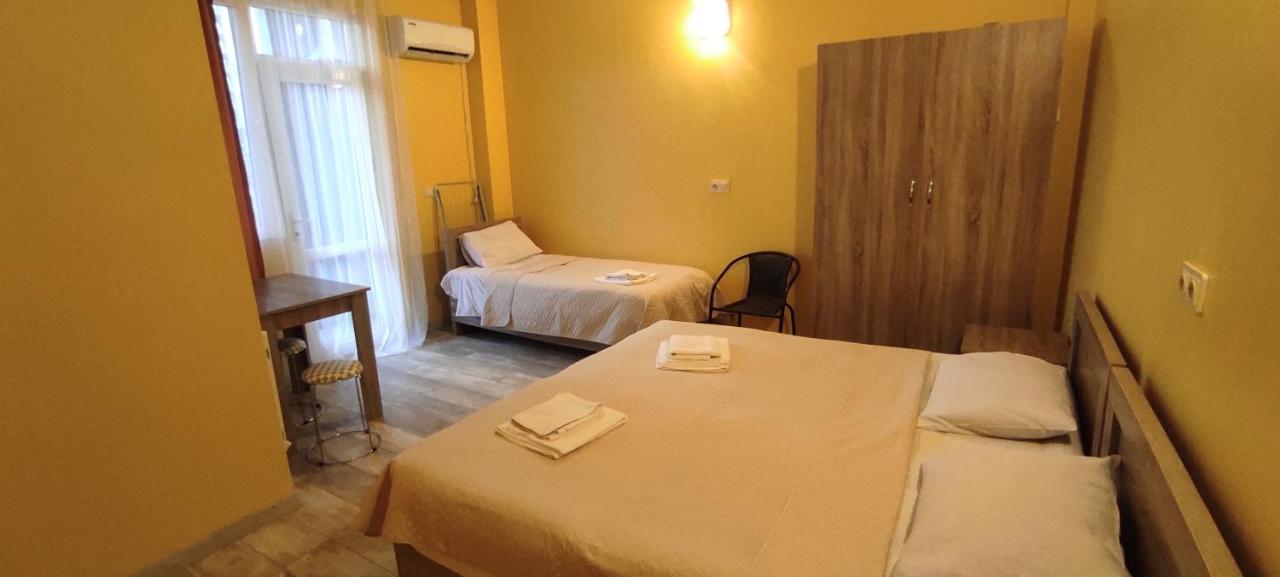 Femily Hotel In Batumi Mareti Str 2 Exterior foto